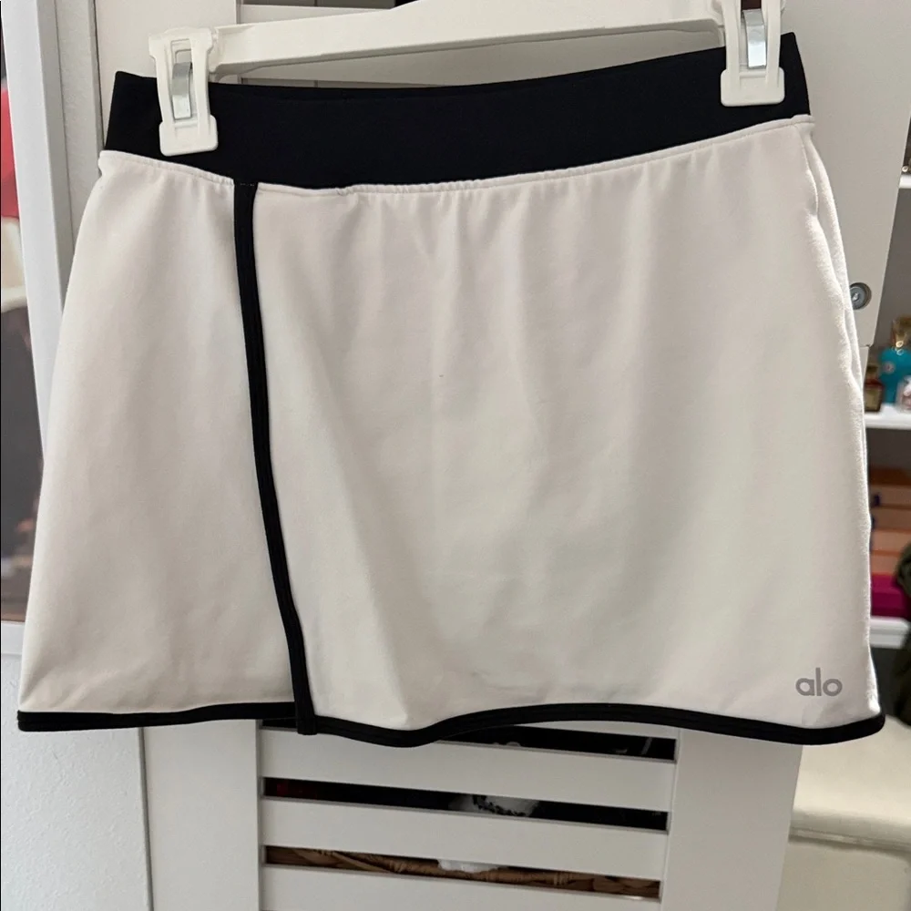 ALO Yoga White Mini Skort with Black Waistband and Trim
